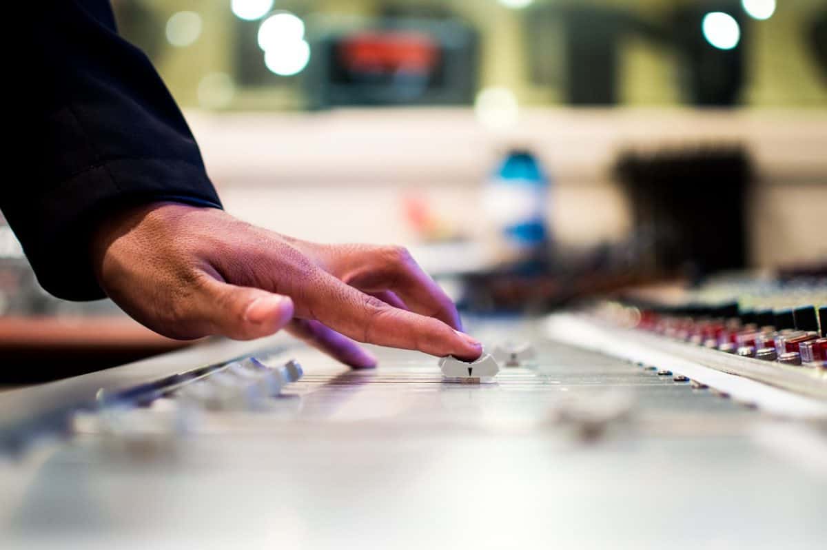 Una mano desliza el control en una caja de resonancia google musics vs spotify 