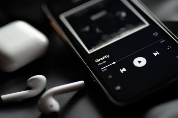 Un smartphone que tenga abierta la aplicación de Spotify