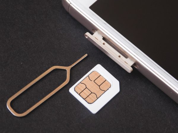 Resuelva el problema de la tarjeta SIM no válida quitando, alineando y volviendo a insertar la tarjeta