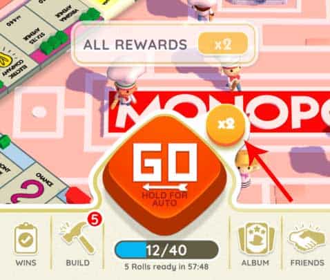 Captura de pantalla del juego Monopoly Go! destacando el botón GO naranja, rodeado de diversas propiedades y personajes del juego, incitando a los jugadores a utilizar trucos para maximizar sus tiradas de dados.