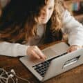 Así están usando los jóvenes españoles YouTube e Inteligencia Artificial para sacar mejores notas