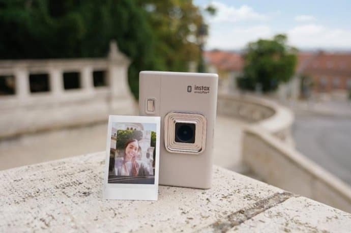 Así es la instax mini LiPlay+ de Fujifilm: doble cámara y creatividad sonora en cada foto 1 Así es la instax mini LiPlay+ de Fujifilm: doble cámara y creatividad sonora en cada foto