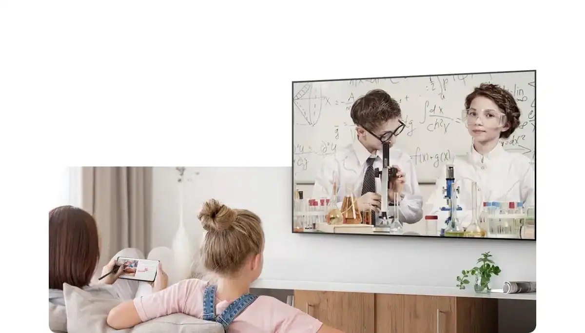 Google Photos por fin llega a los televisores y Samsung es el primero en incorporarlo 2 Una familia ve contenido transmitido desde el teléfono al televisor